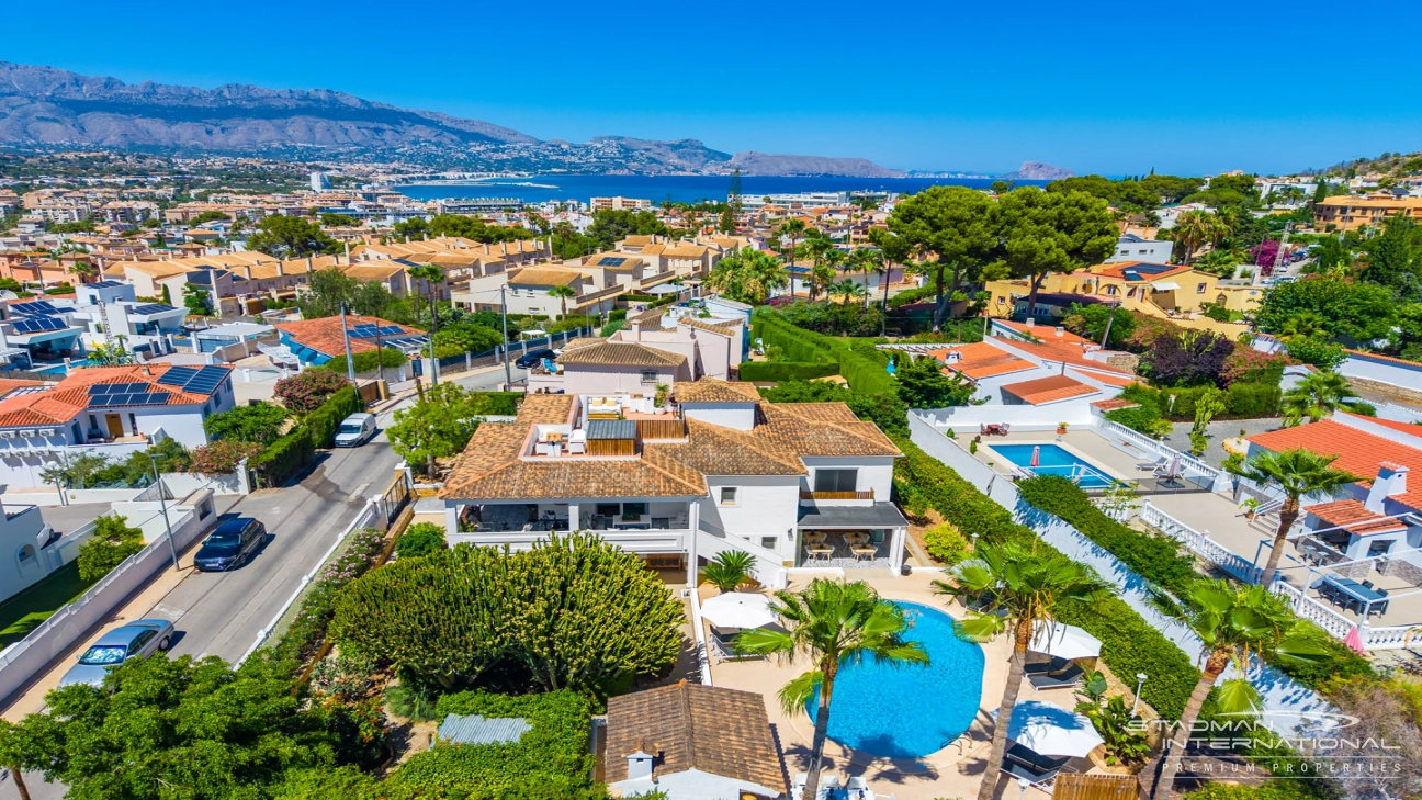 Spacious Luxury Villa Near the Beach and Albir Town