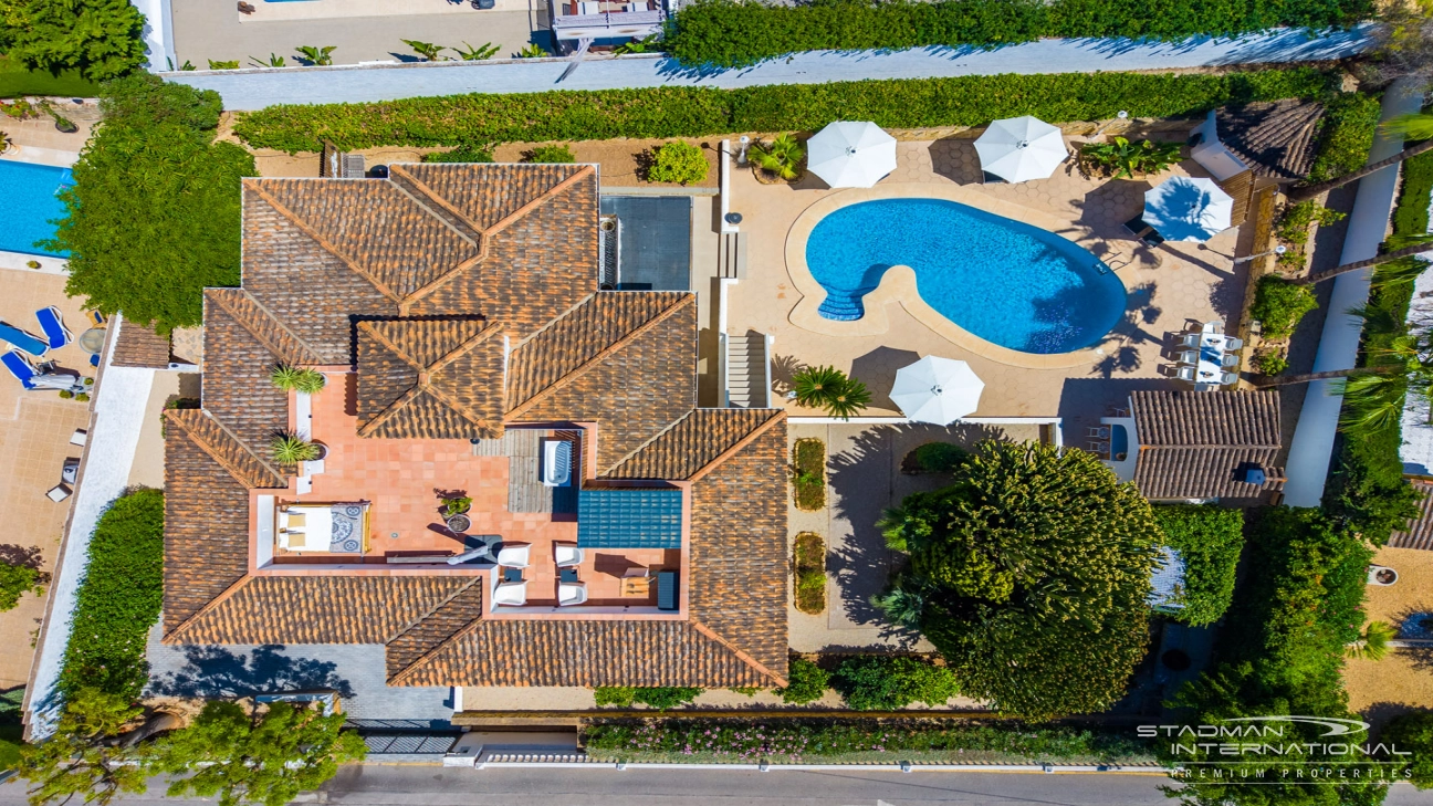 Spacious Luxury Villa Near the Beach and Albir Town