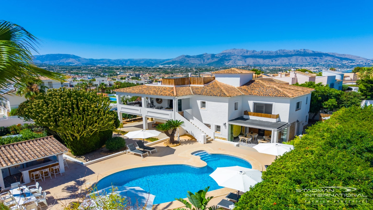 Spacious Luxury Villa Near the Beach and Albir Town