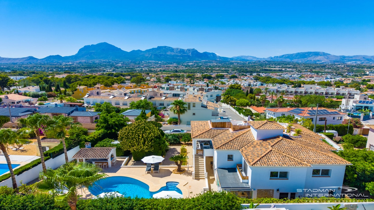 Spacious Luxury Villa Near the Beach and Albir Town