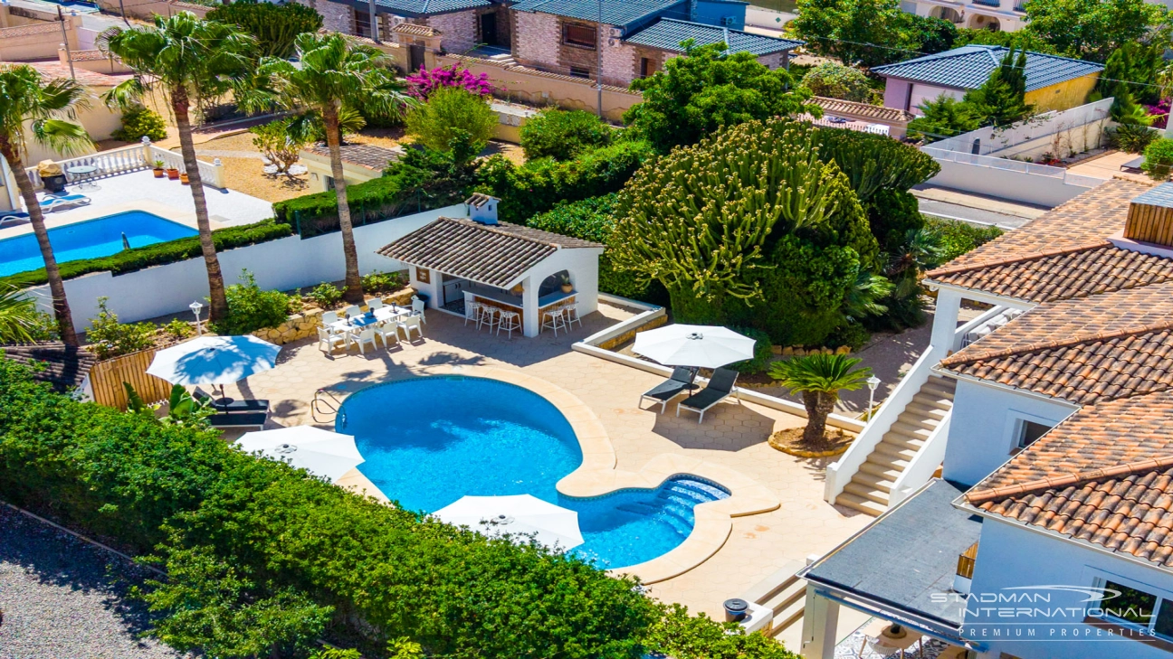 Spacious Luxury Villa Near the Beach and Albir Town