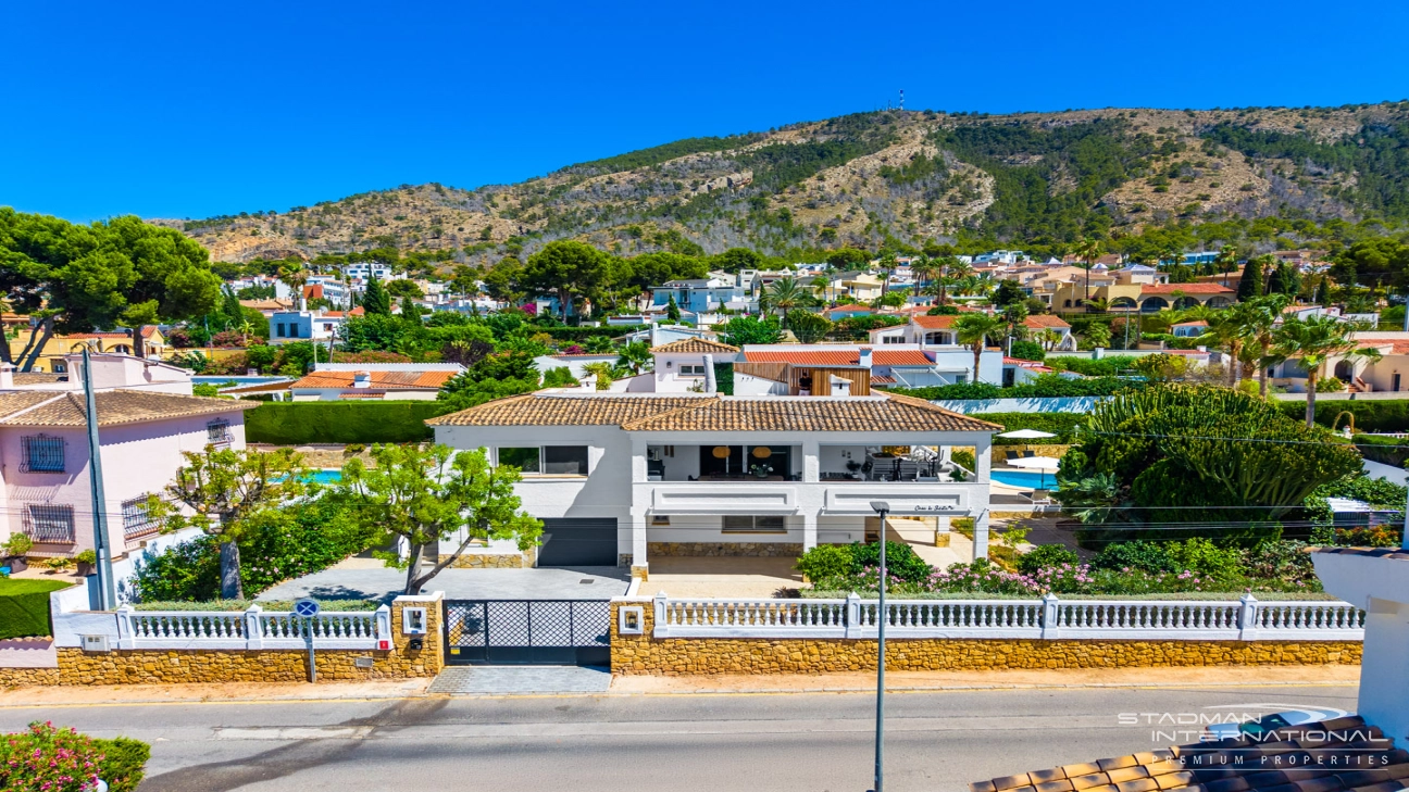 Spacious Luxury Villa Near the Beach and Albir Town