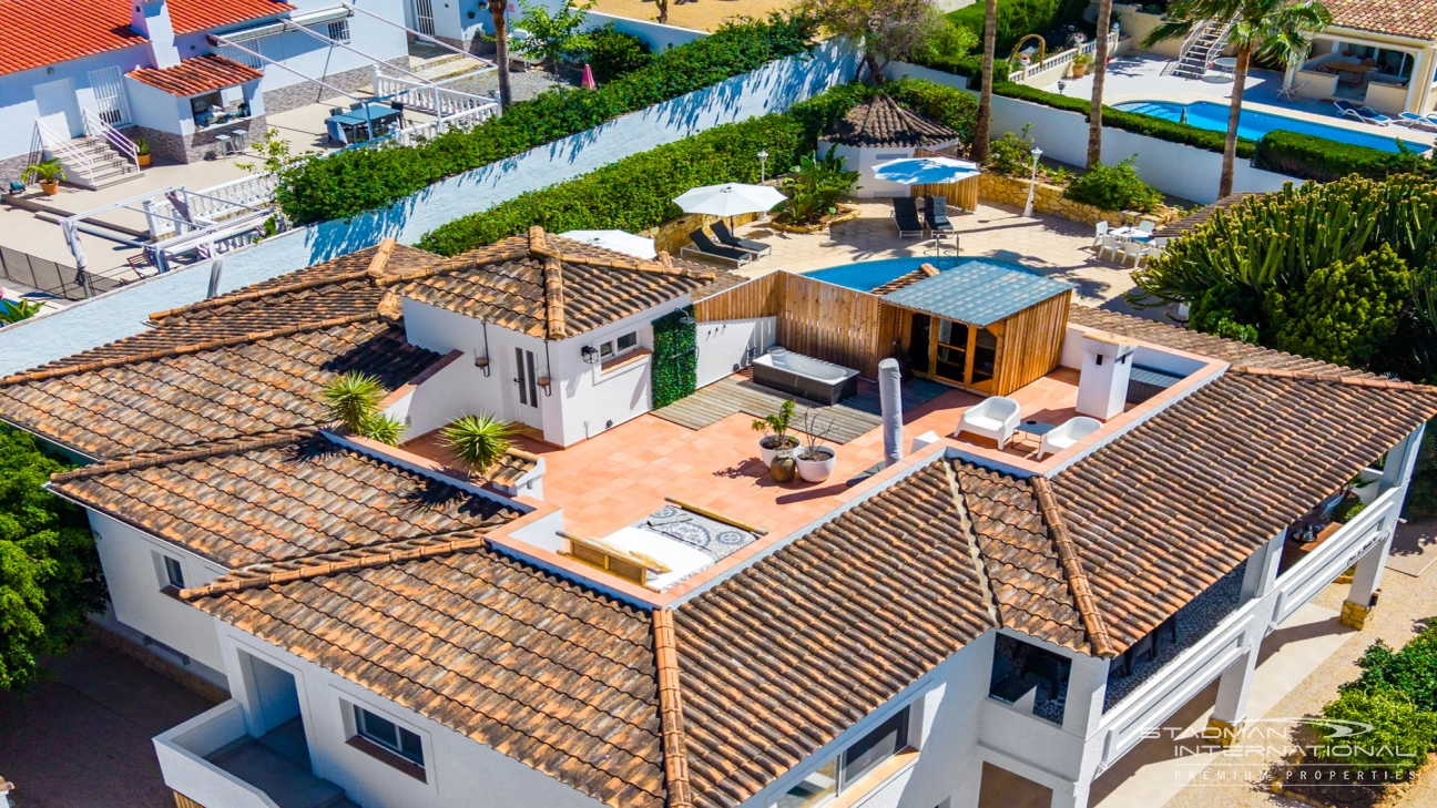 Spacious Luxury Villa Near the Beach and Albir Town