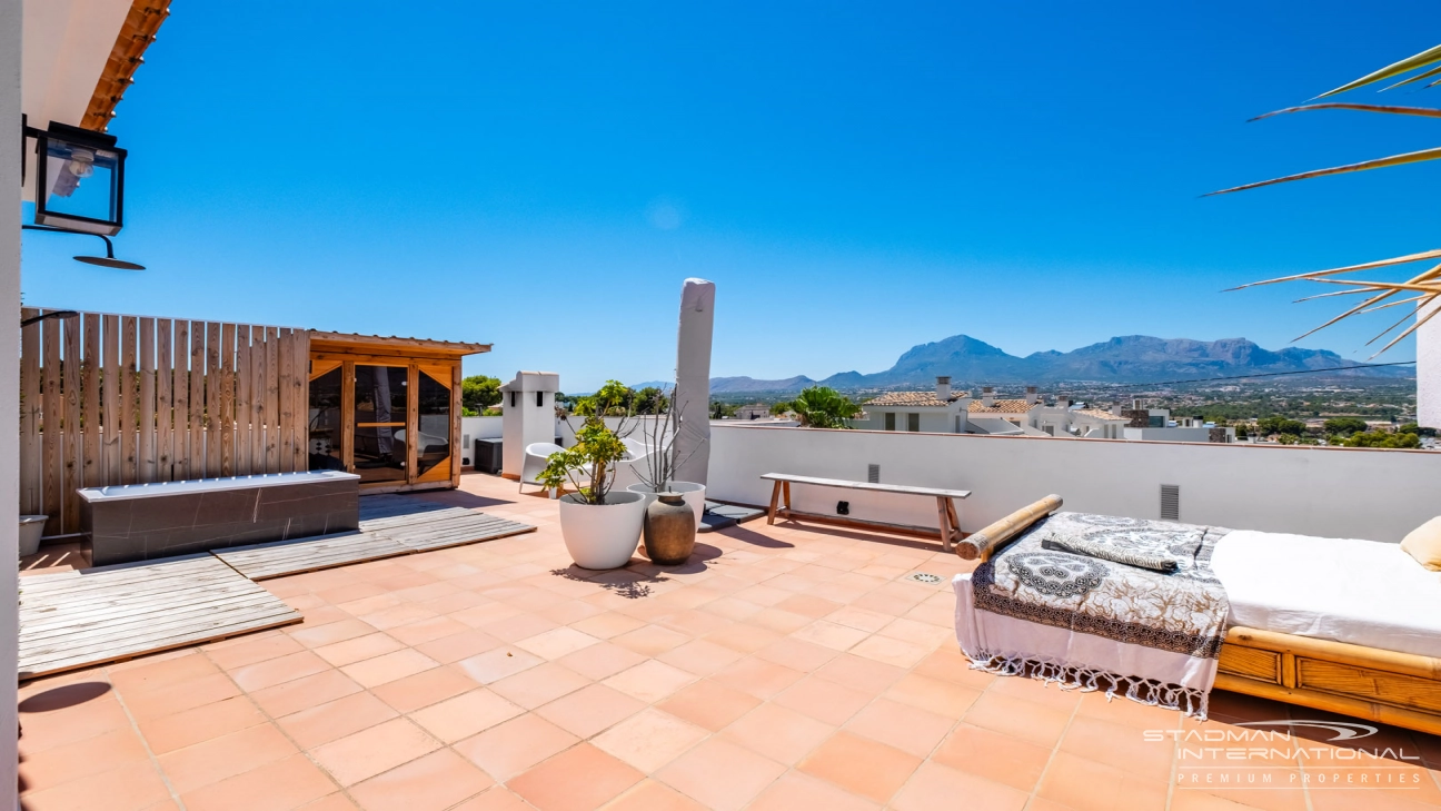 Spacious Luxury Villa Near the Beach and Albir Town