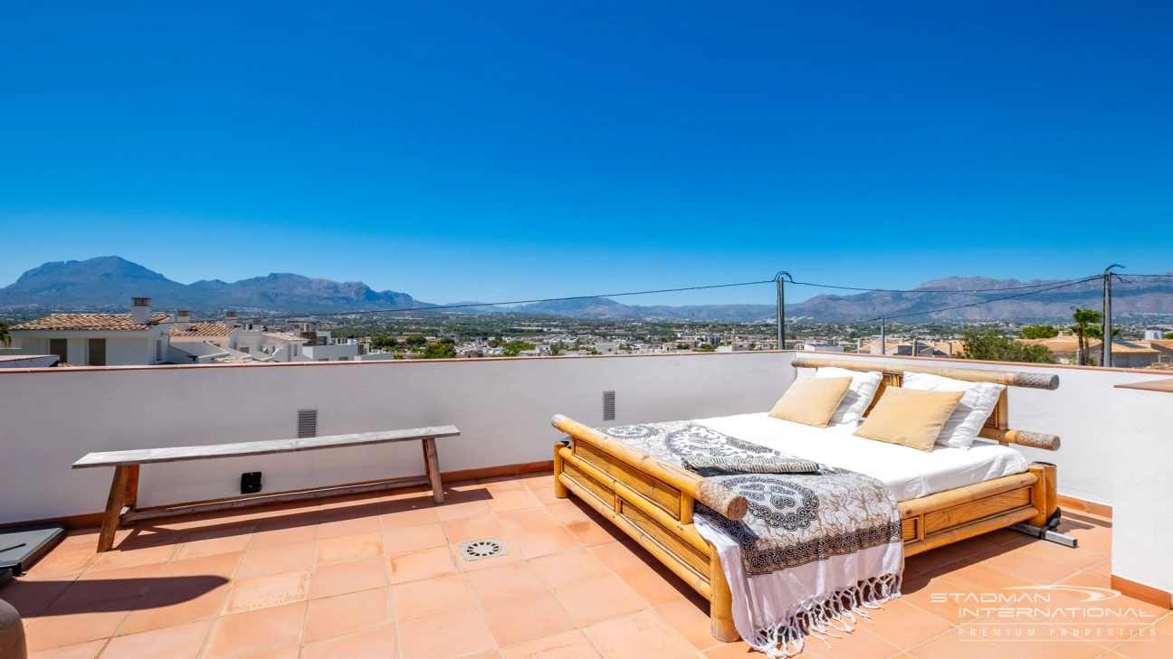 Spacious Luxury Villa Near the Beach and Albir Town