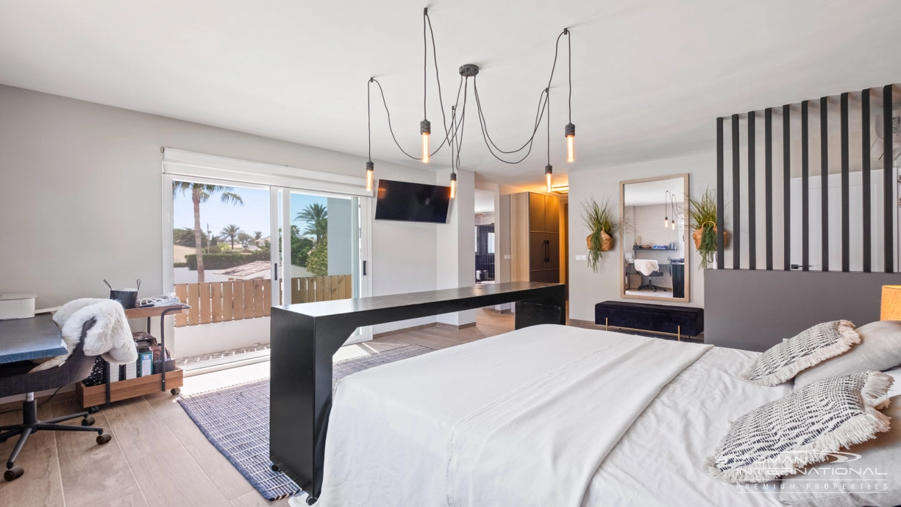 Spacious Luxury Villa Near the Beach and Albir Town