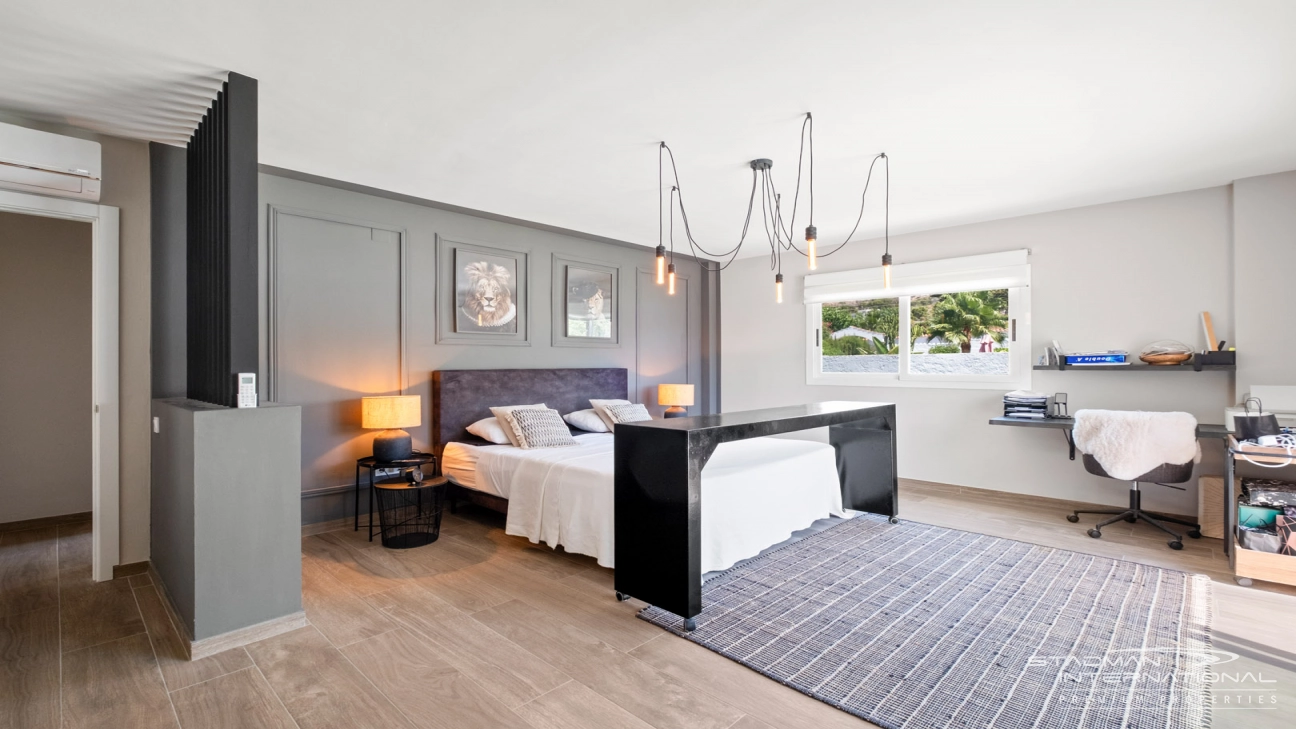 Spacious Luxury Villa Near the Beach and Albir Town