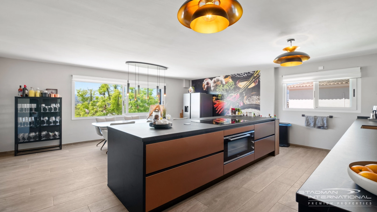 Spacious Luxury Villa Near the Beach and Albir Town