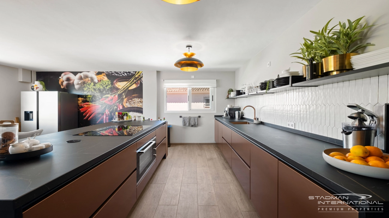 Spacious Luxury Villa Near the Beach and Albir Town