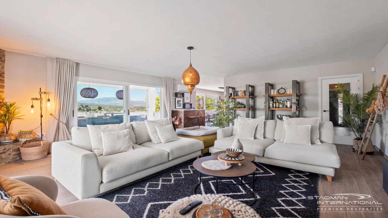 Spacious Luxury Villa Near the Beach and Albir Town