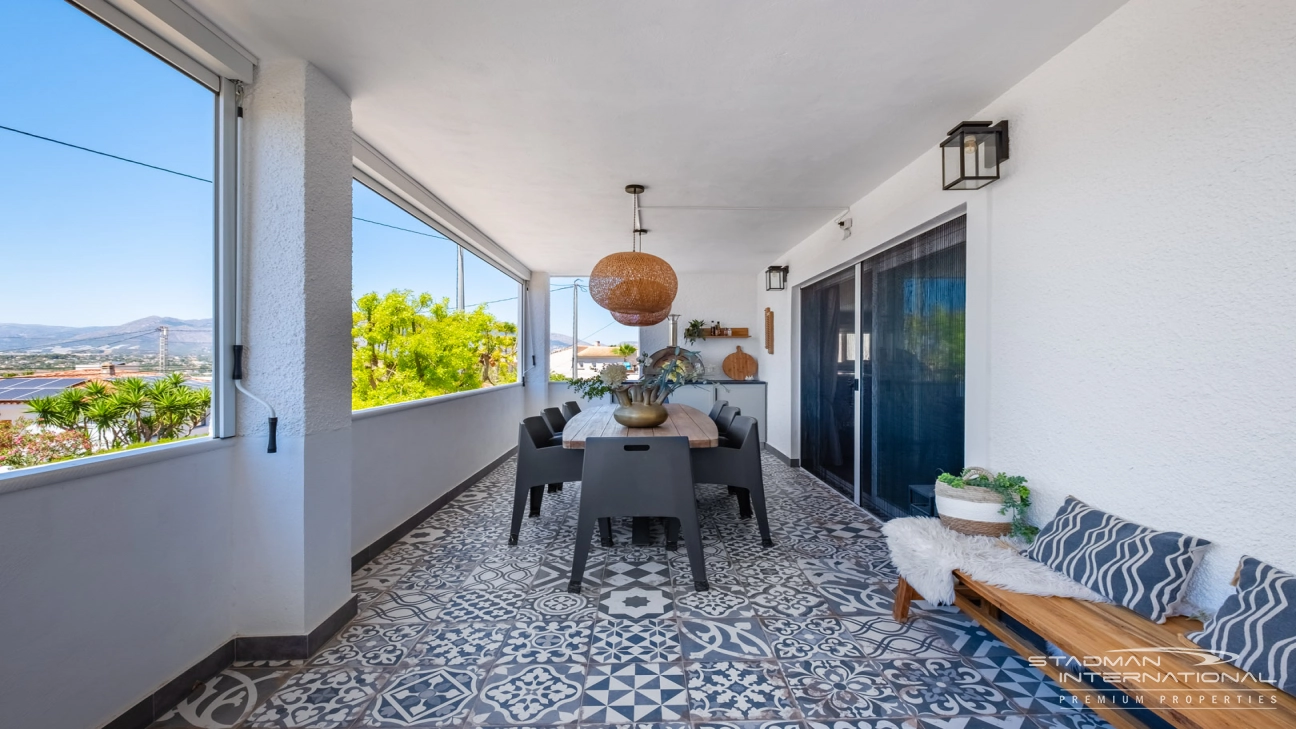 Spacious Luxury Villa Near the Beach and Albir Town