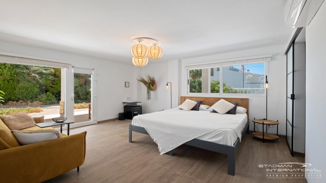 Spacious Luxury Villa Near the Beach and Albir Town