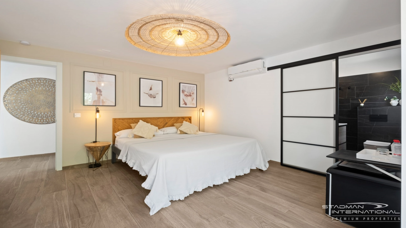 Spacious Luxury Villa Near the Beach and Albir Town