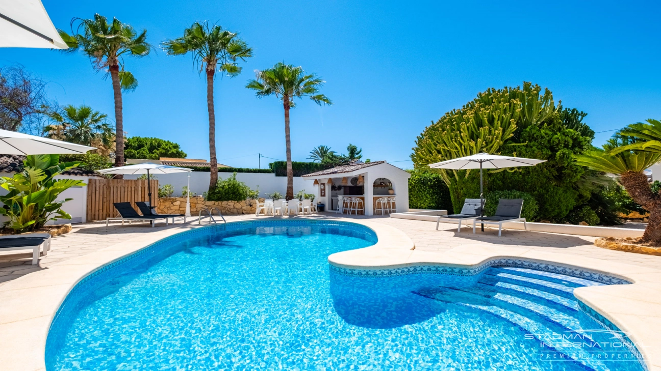 Spacious Luxury Villa Near the Beach and Albir Town