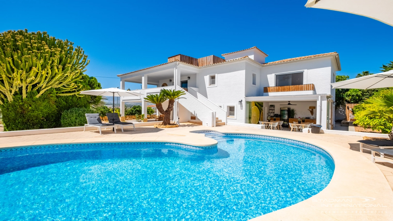 Spacious Luxury Villa Near the Beach and Albir Town