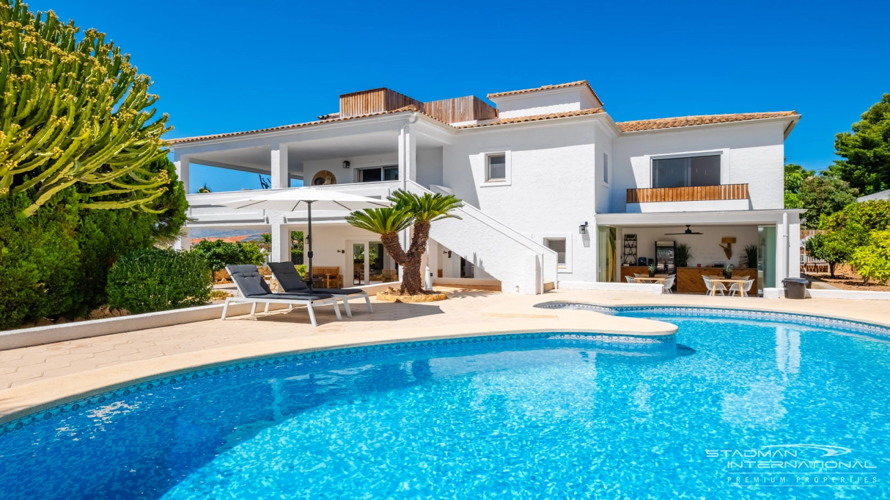 Spacious Luxury Villa Near the Beach and Albir Town