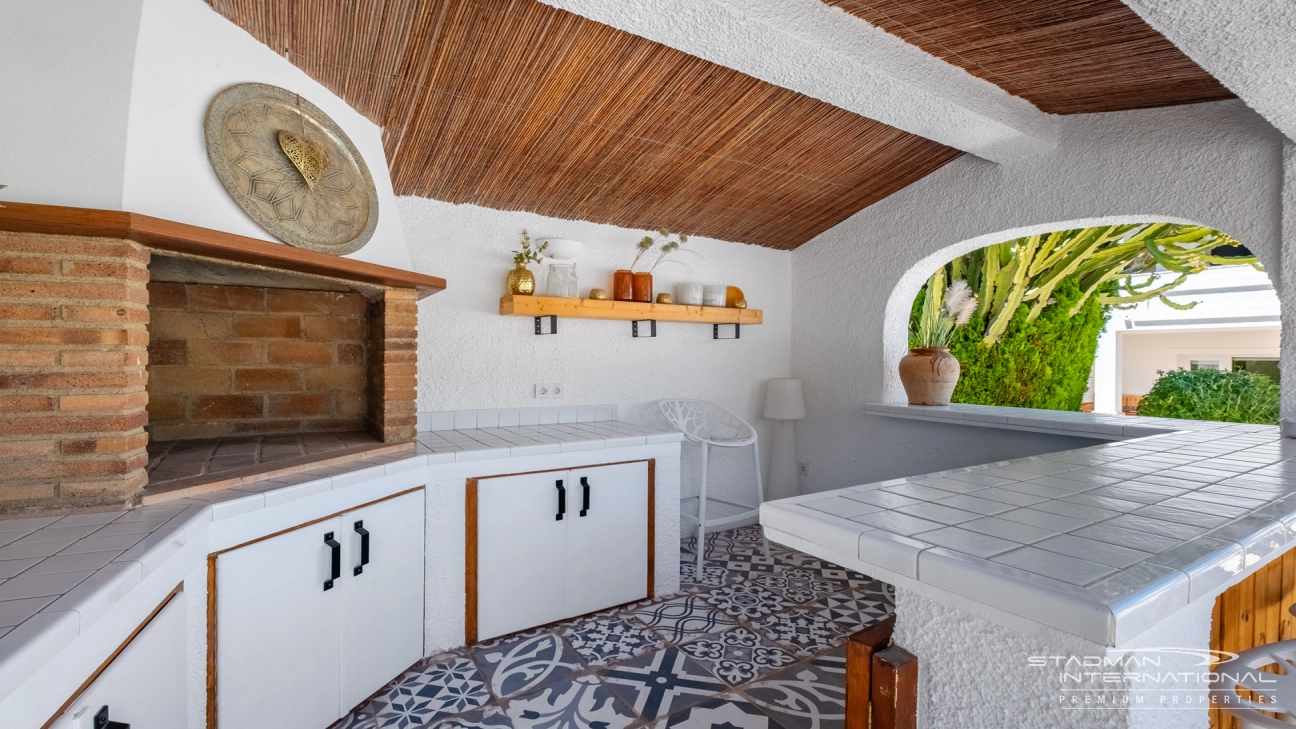 Spacious Luxury Villa Near the Beach and Albir Town