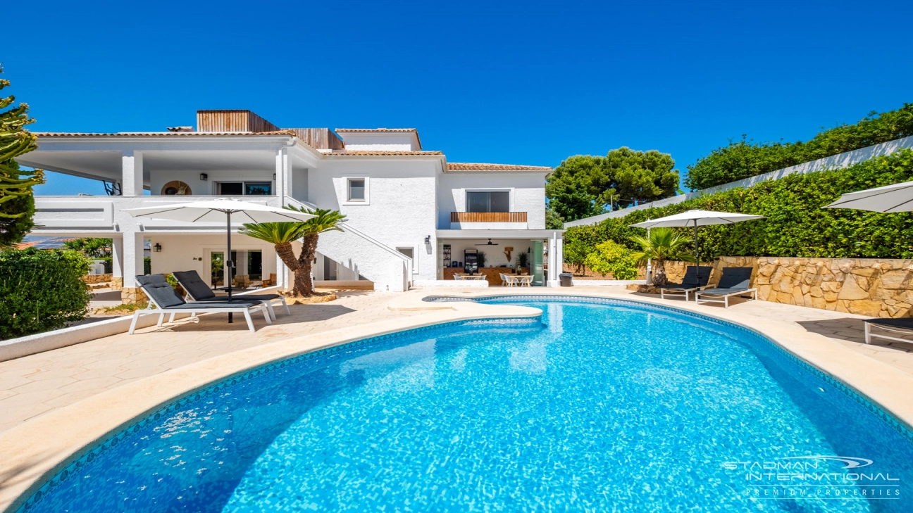 Spacious Luxury Villa Near the Beach and Albir Town