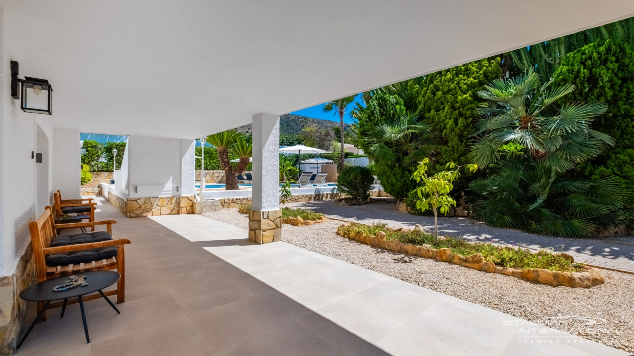 Spacious Luxury Villa Near the Beach and Albir Town