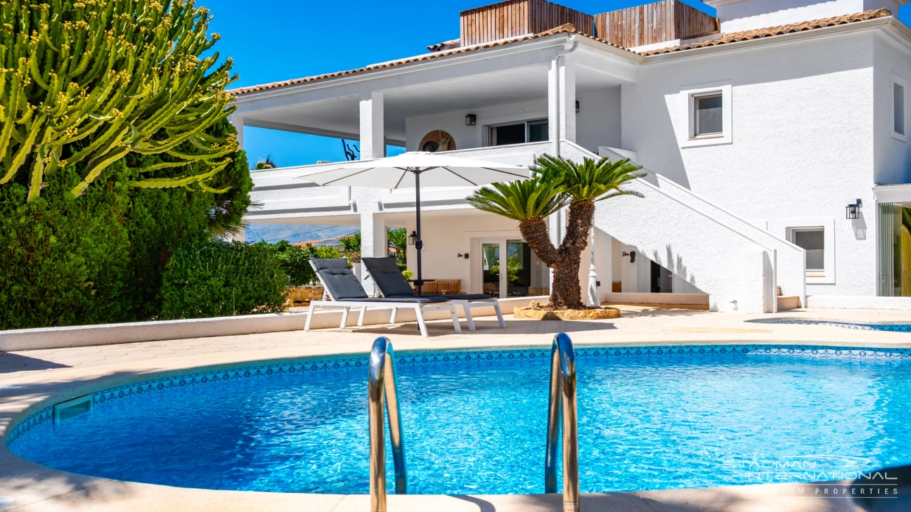 Spacious Luxury Villa Near the Beach and Albir Town