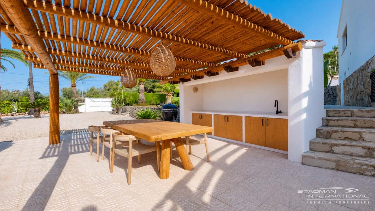 Villa with Spacious Plot and Sea Views Within Walking Distance of Old Town Altea