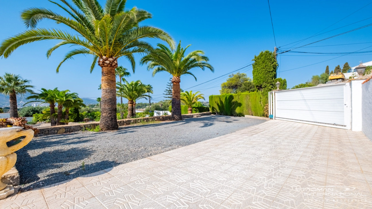 Villa with Spacious Plot and Sea Views Within Walking Distance of Old Town Altea
