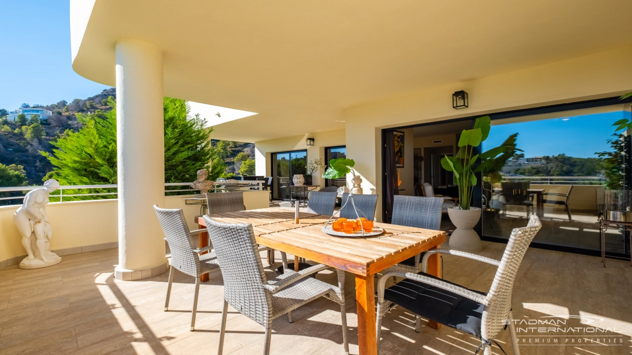 Corner Apartment with Spacious Terrace and Sea Views 