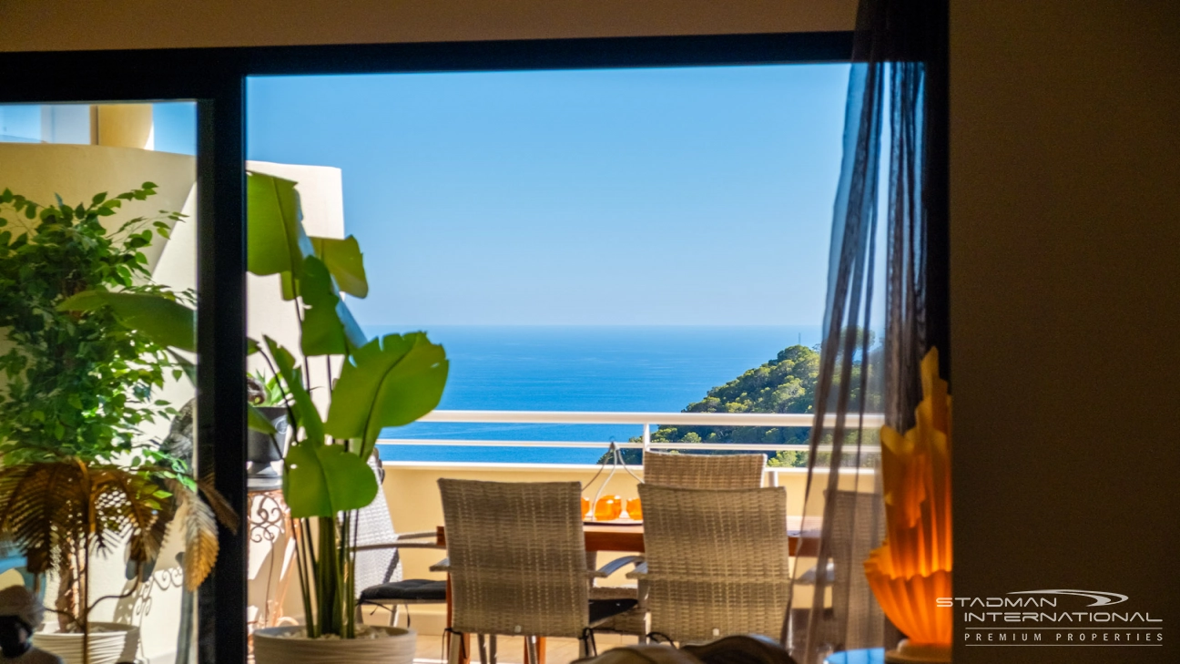 Corner Apartment with Spacious Terrace and Sea Views 