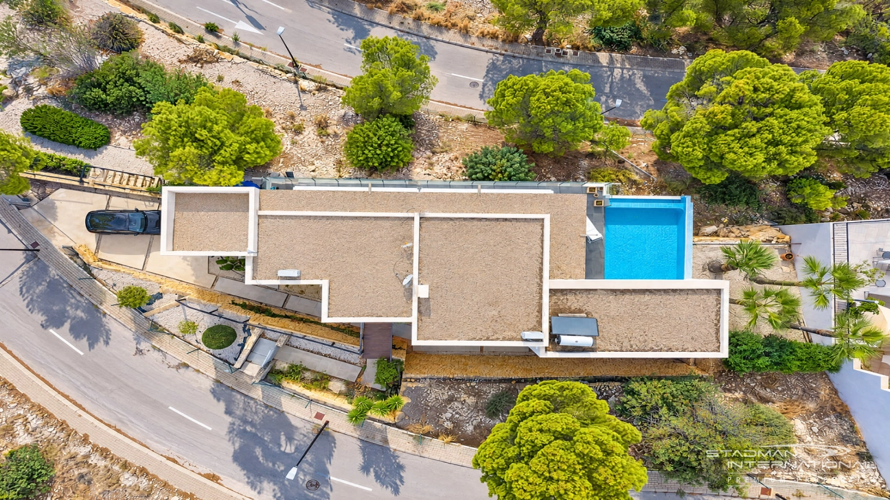 Villa Moderna con Vistas Panorámicas al Mar y a la Montaña
