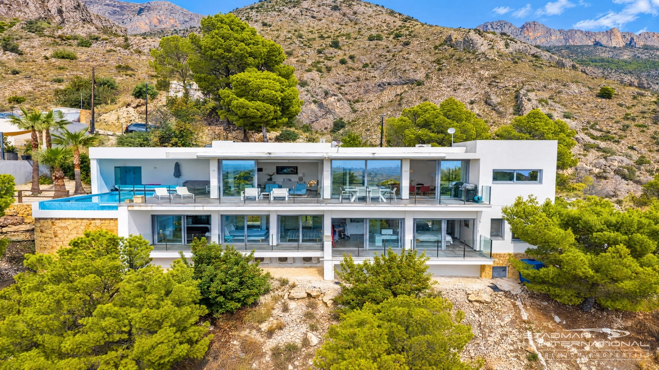 Villa Moderna con Vistas Panorámicas al Mar y a la Montaña