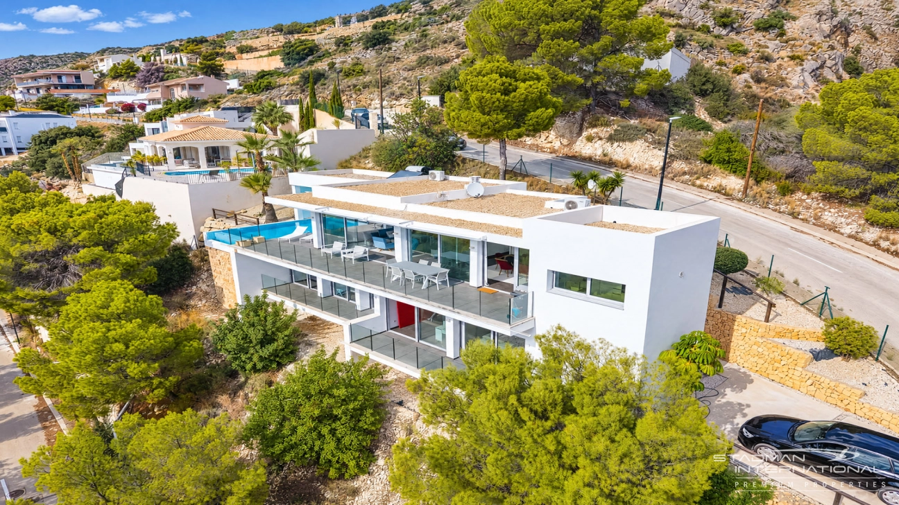 Villa Moderna con Vistas Panorámicas al Mar y a la Montaña