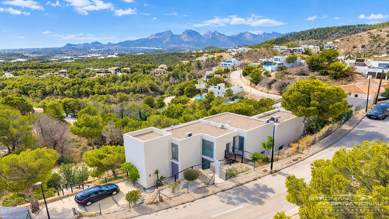 Villa Moderna con Vistas Panorámicas al Mar y a la Montaña