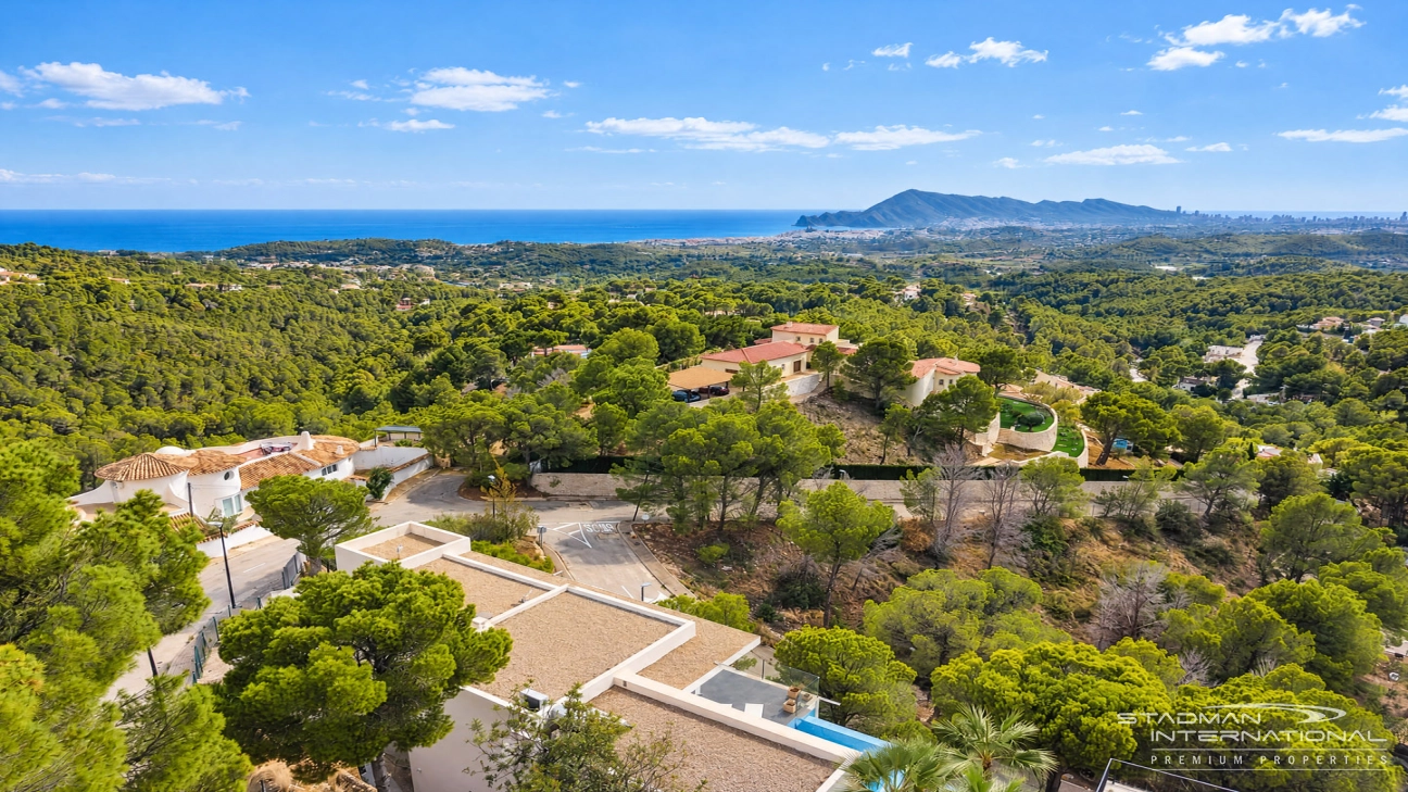 Villa Moderna con Vistas Panorámicas al Mar y a la Montaña
