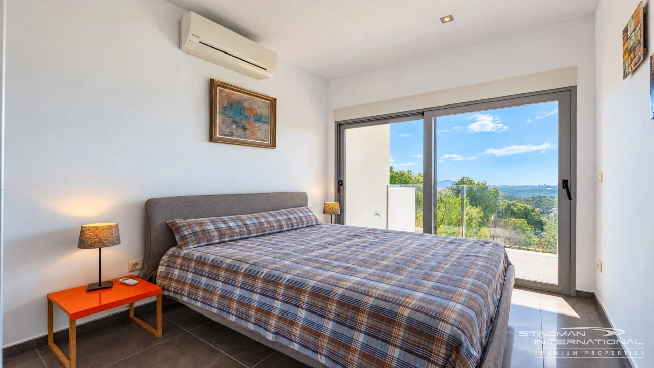 Villa Moderna con Vistas Panorámicas al Mar y a la Montaña