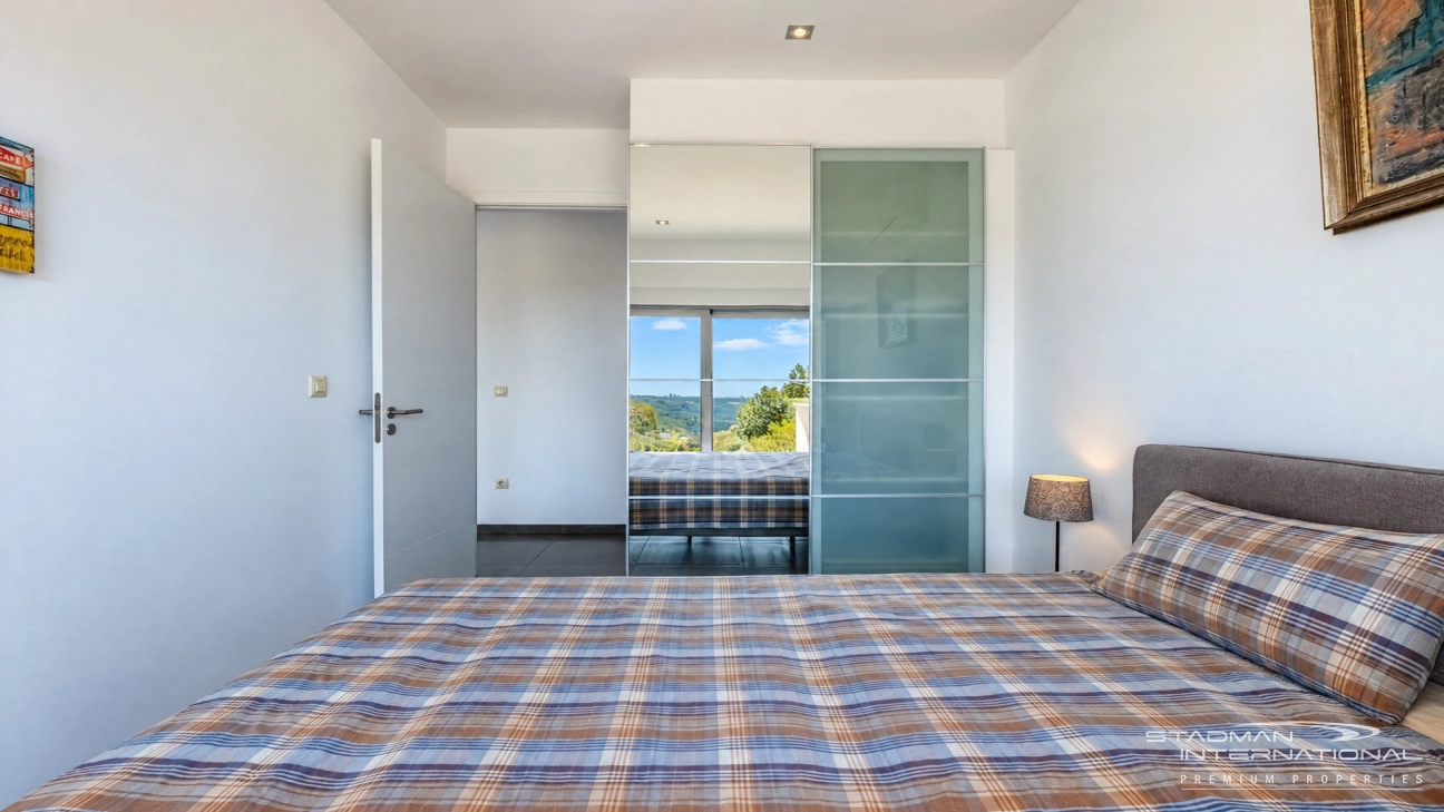 Villa Moderna con Vistas Panorámicas al Mar y a la Montaña