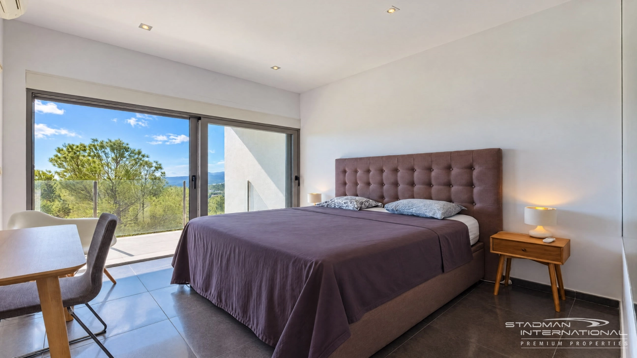 Villa Moderna con Vistas Panorámicas al Mar y a la Montaña