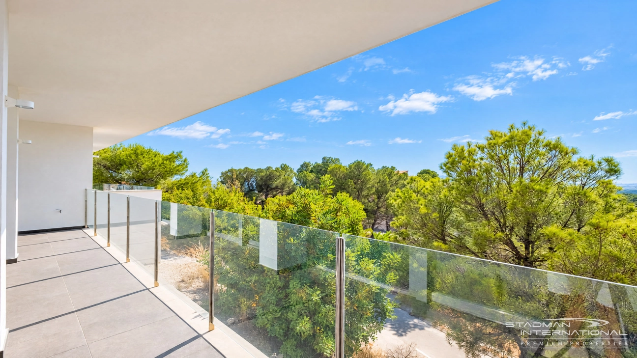 Villa Moderna con Vistas Panorámicas al Mar y a la Montaña