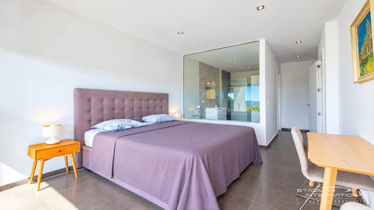 Villa Moderna con Vistas Panorámicas al Mar y a la Montaña