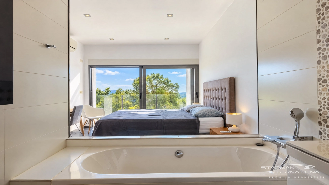 Villa Moderna con Vistas Panorámicas al Mar y a la Montaña
