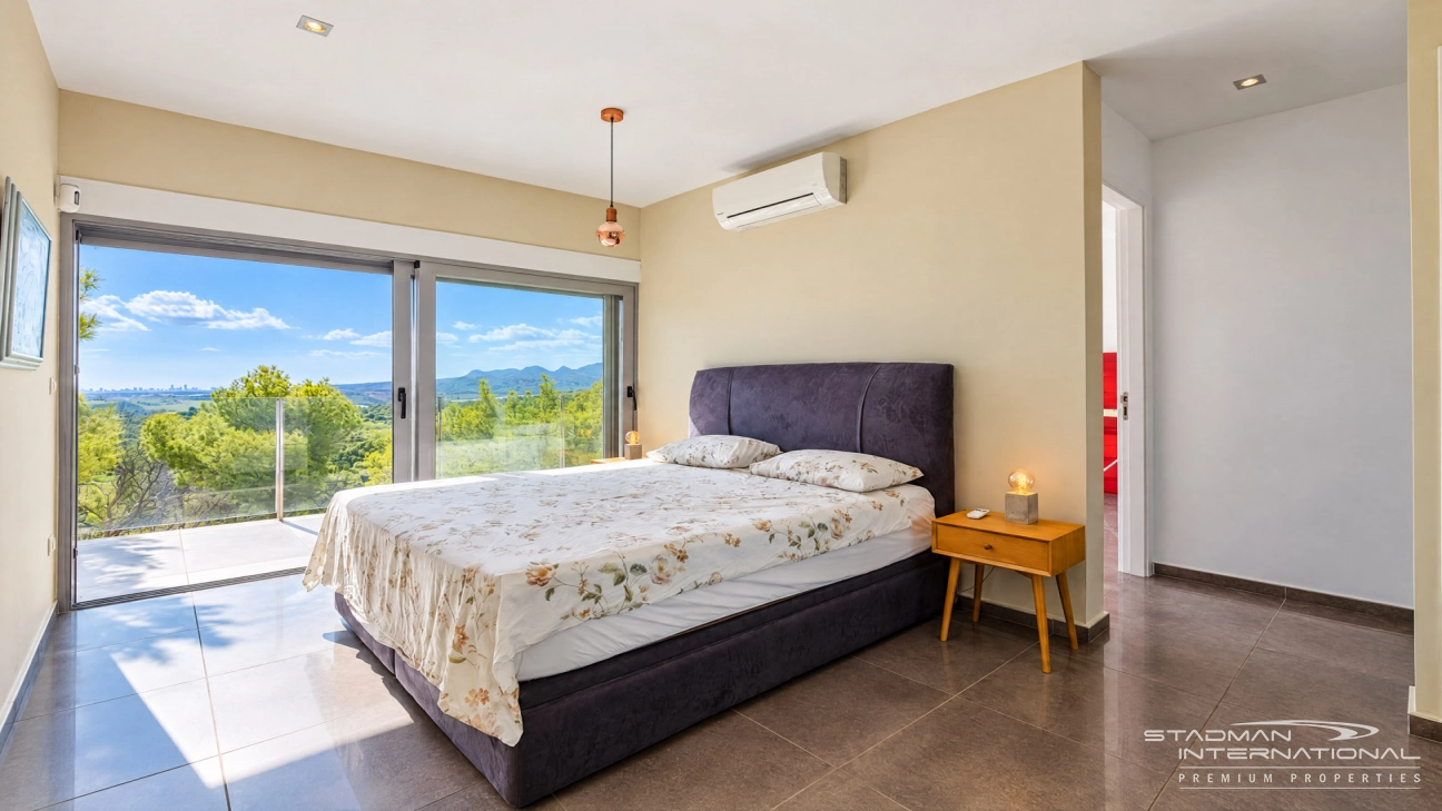 Villa Moderna con Vistas Panorámicas al Mar y a la Montaña