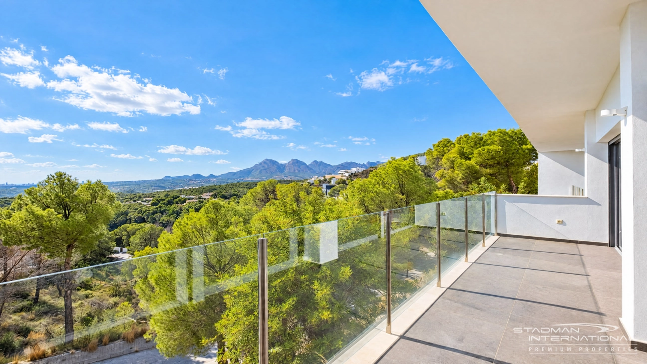 Villa Moderna con Vistas Panorámicas al Mar y a la Montaña