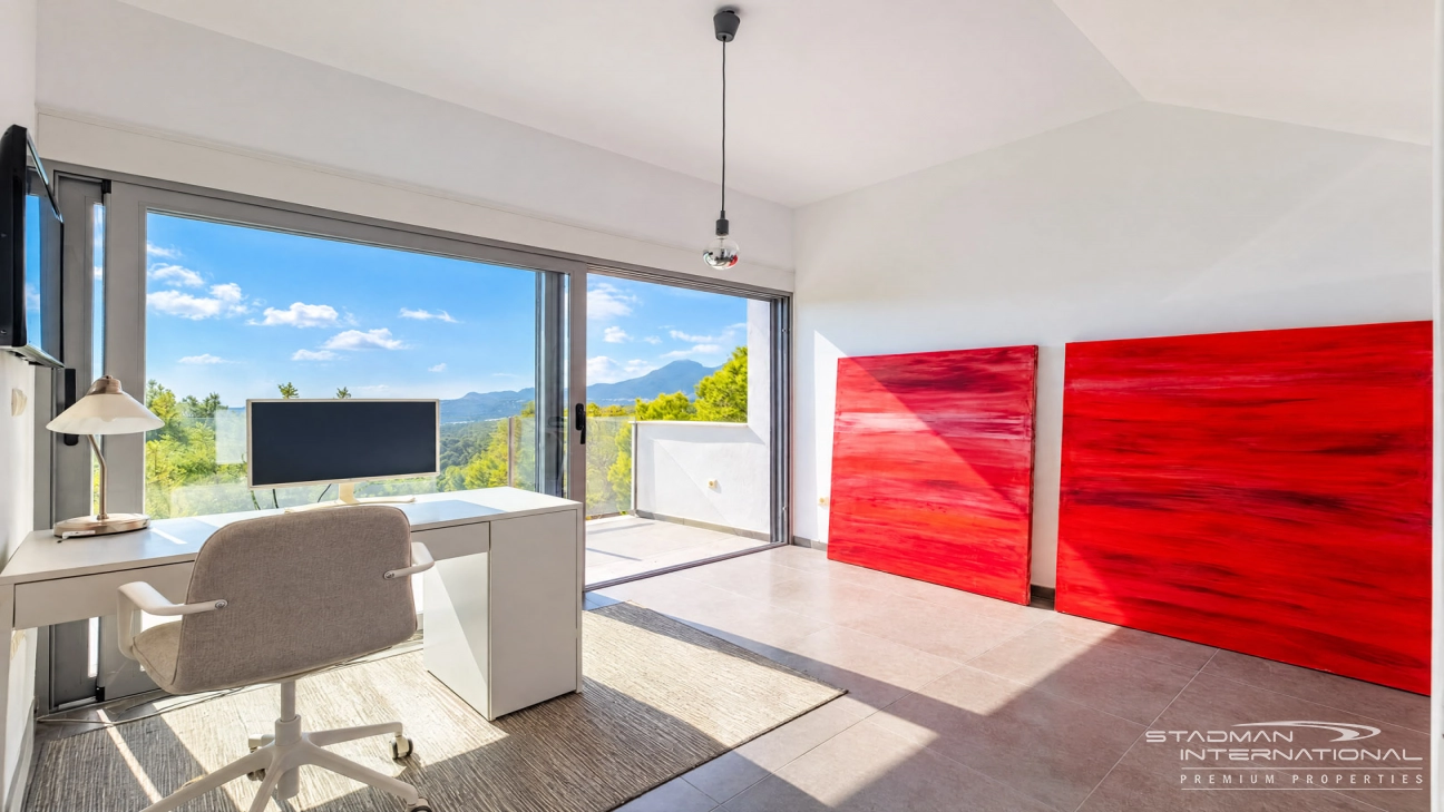 Villa Moderna con Vistas Panorámicas al Mar y a la Montaña