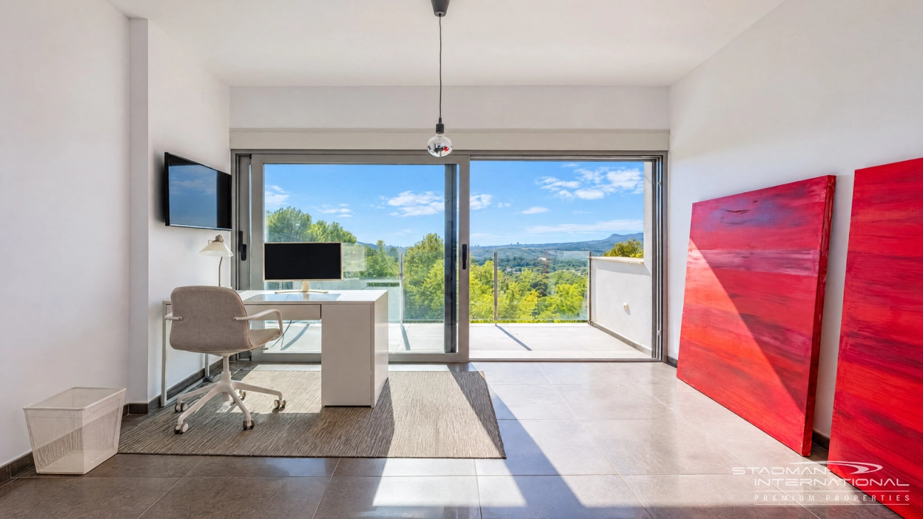Villa Moderna con Vistas Panorámicas al Mar y a la Montaña