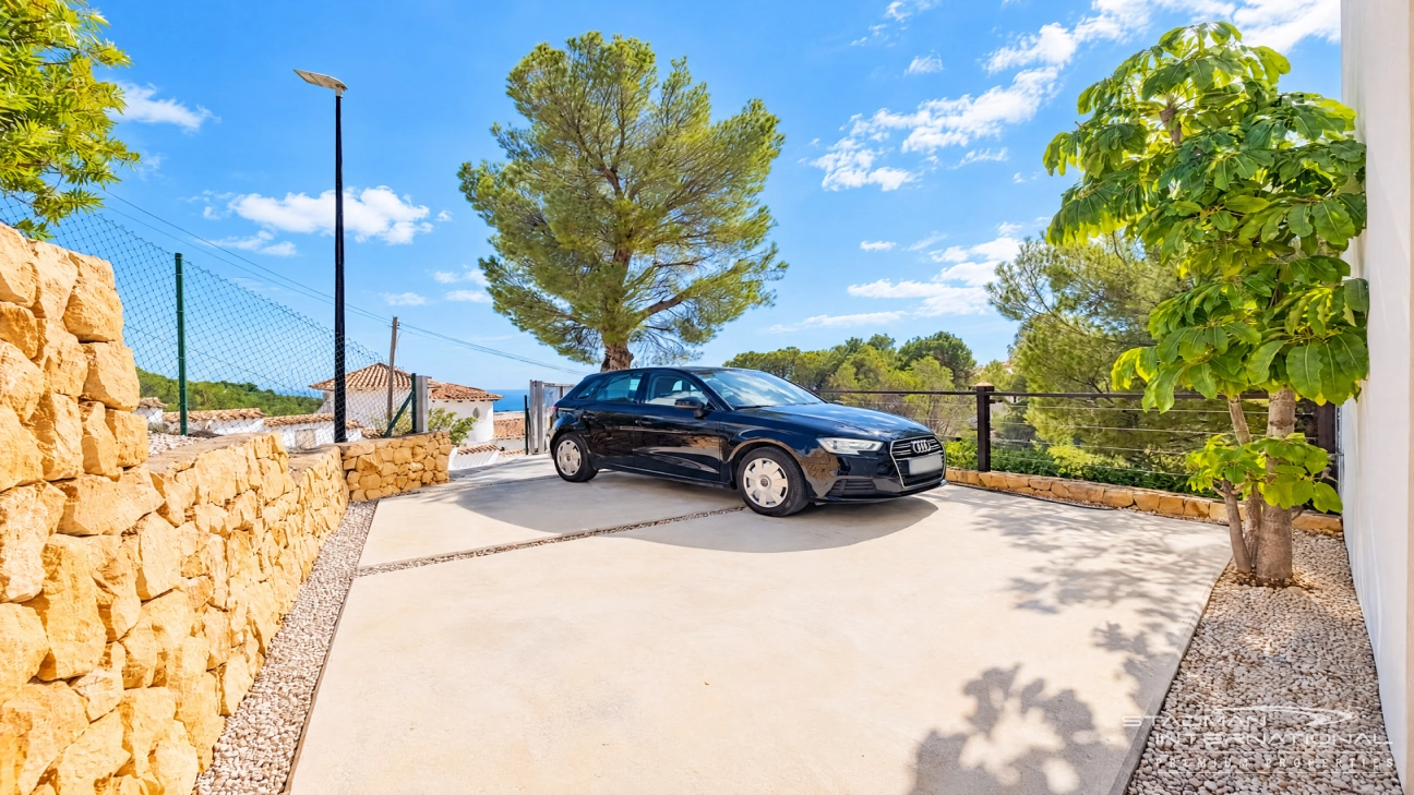 Villa Moderna con Vistas Panorámicas al Mar y a la Montaña