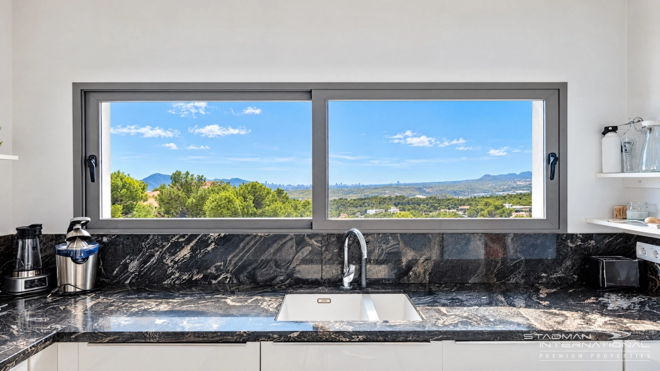 Villa Moderna con Vistas Panorámicas al Mar y a la Montaña