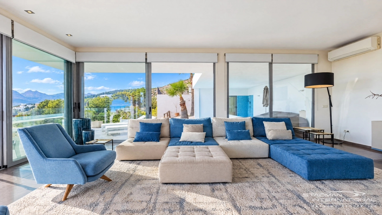 Villa Moderna con Vistas Panorámicas al Mar y a la Montaña