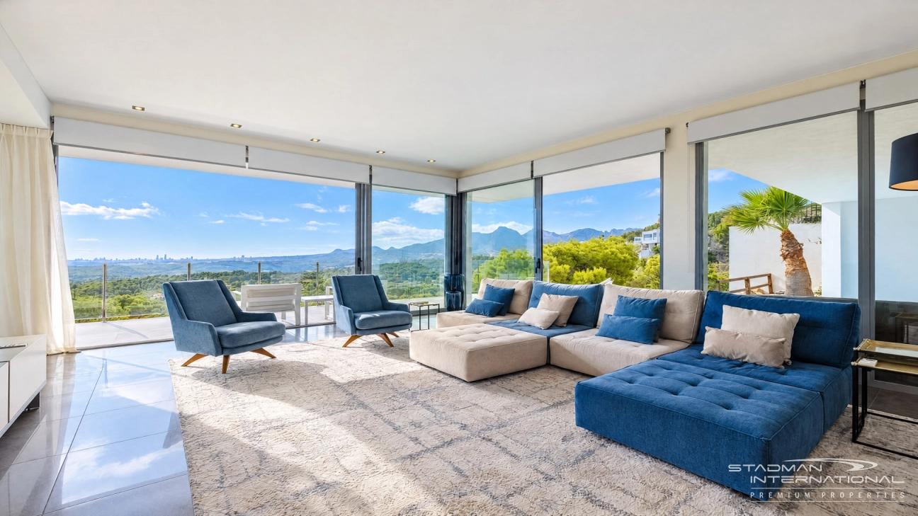 Villa Moderna con Vistas Panorámicas al Mar y a la Montaña