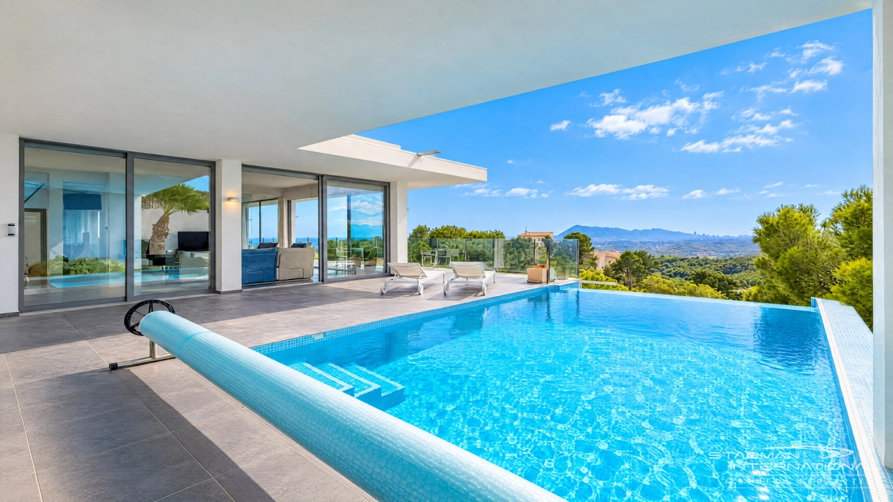 Villa Moderna con Vistas Panorámicas al Mar y a la Montaña