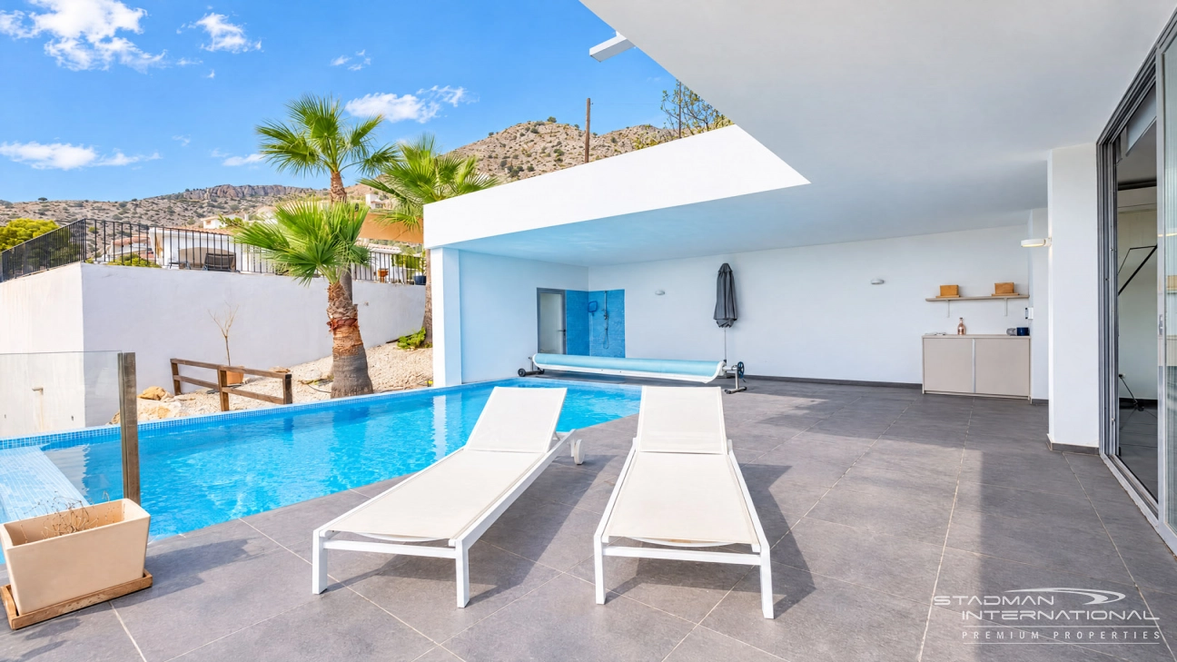Villa Moderna con Vistas Panorámicas al Mar y a la Montaña