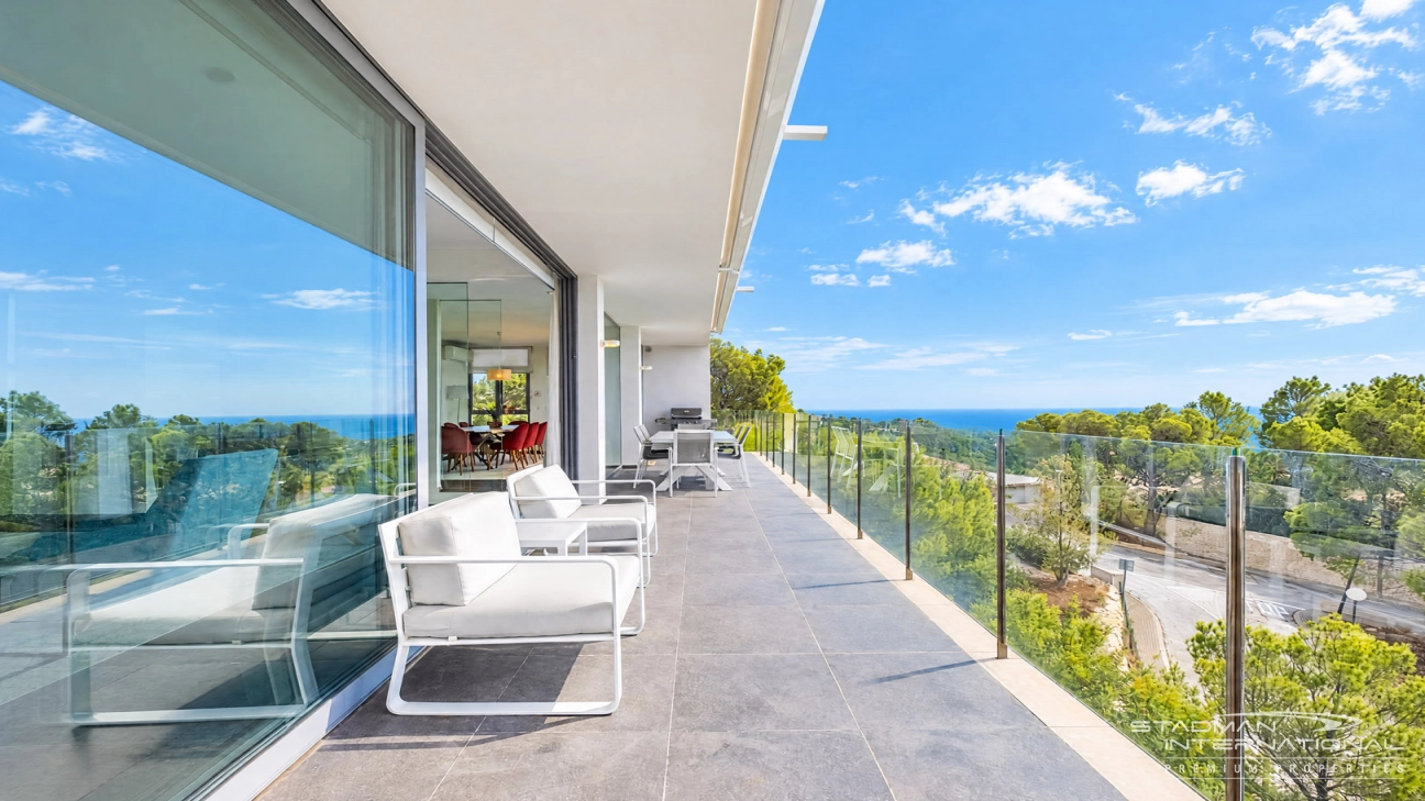 Villa Moderna con Vistas Panorámicas al Mar y a la Montaña